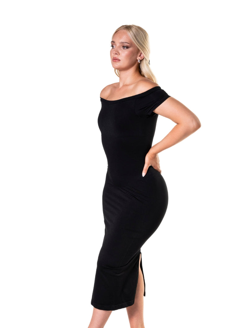 Vestido com fenda e modelador de ombros de fora